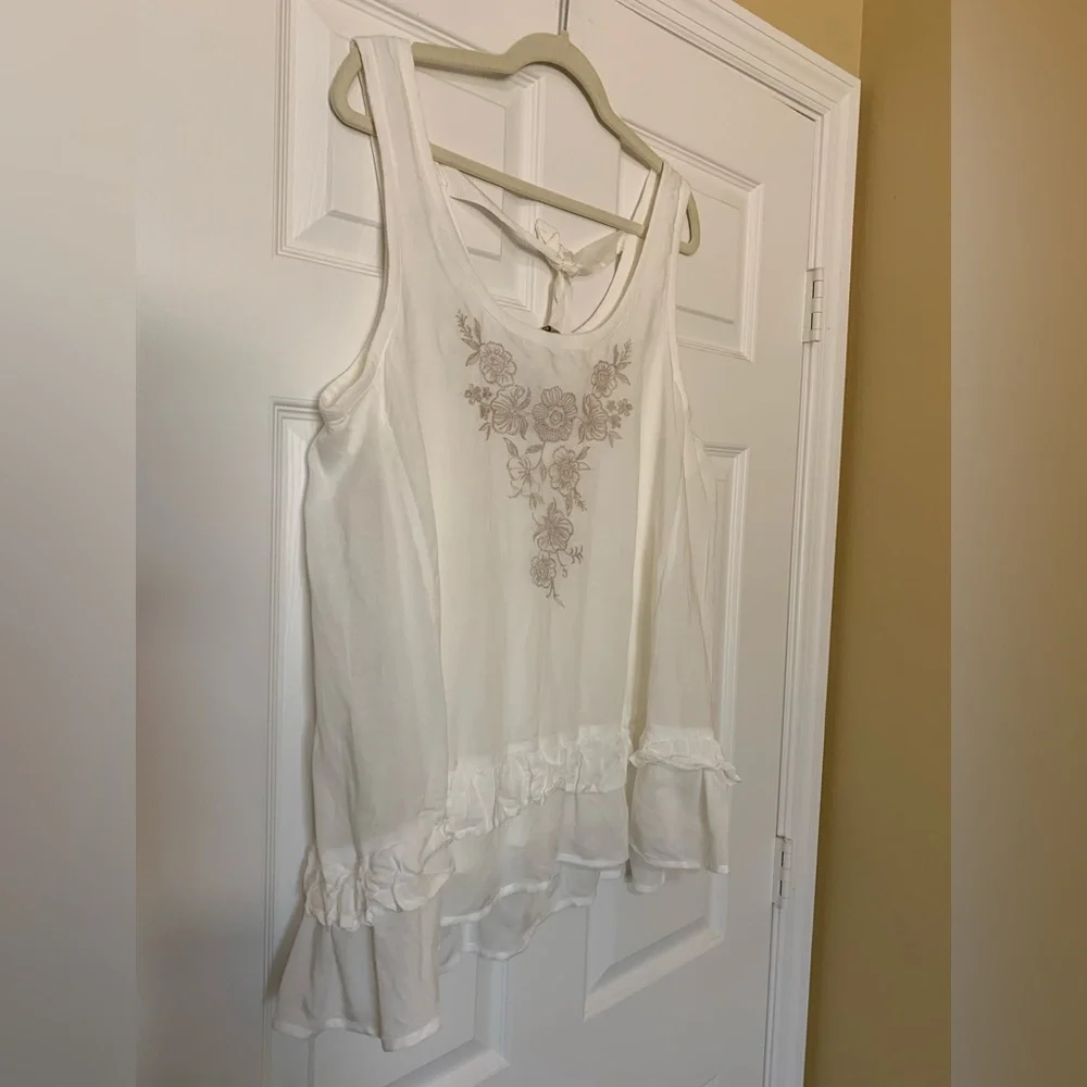 NWT Democracy Ivory Floral Embroidered Sleeveless Ruff Top Size‎ L Casual Summer